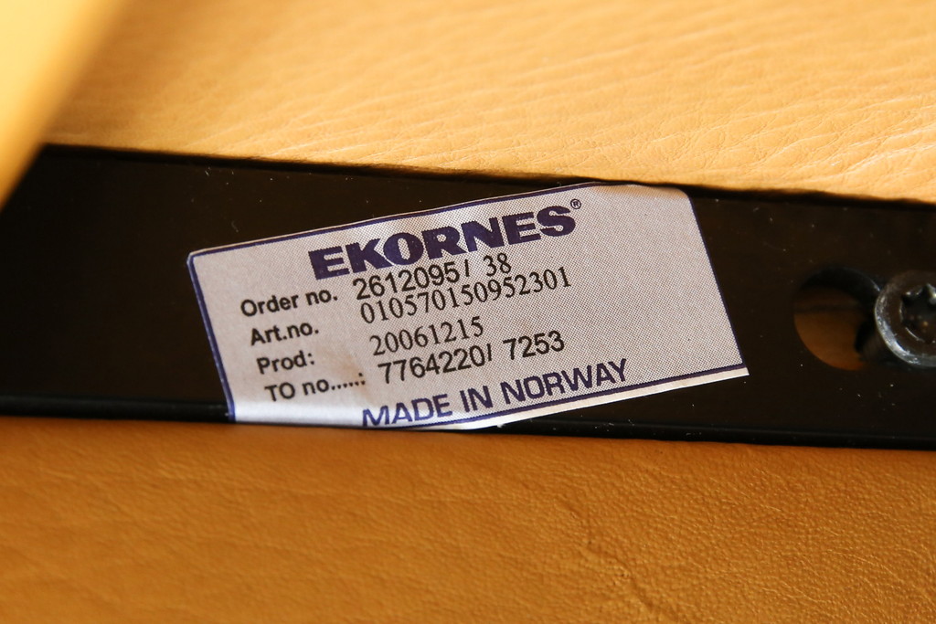 中古　EKORNES(エコーネス)　ロイヤルシリーズ　本革(レザー)　極上のくつろぎの時間を演出するストレスレスチェア+オットマンのセット(クラシックベース、アームチェア、リクライニングチェア、椅子、イス、1人掛けソファ、1Pソファ、フットスツール、北欧)(定価約46万円)(R-083308)