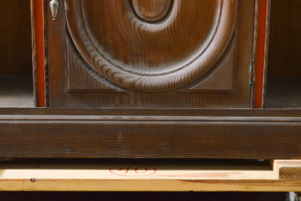 和製アンティーク　激レアデザイン!!　松材　朱色のフレームと扇子型の取っ手がアクセントの本棚(ブックシェルフ、ブックケース、本箱)(R-061516)