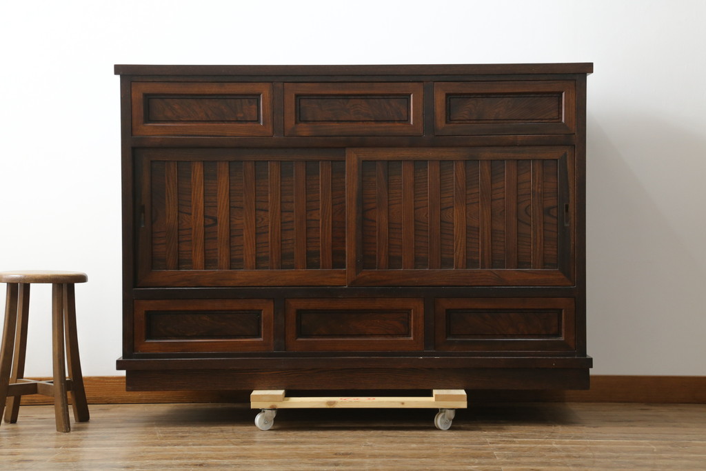 中古　美品　高級品　国産　職人手作り　総欅(ケヤキ)材　漆塗り　上質な和の空間を演出する水屋箪笥サイドボード(サイドキャビネット、収納棚、戸棚、食器棚、茶箪笥)(R-076491)