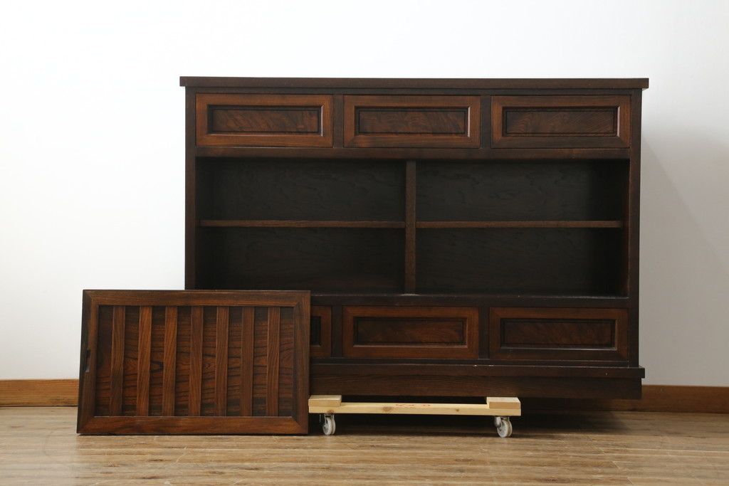 中古　美品　高級品　国産　職人手作り　総欅(ケヤキ)材　漆塗り　上質な和の空間を演出する水屋箪笥サイドボード(サイドキャビネット、収納棚、戸棚、食器棚、茶箪笥)(R-076491)
