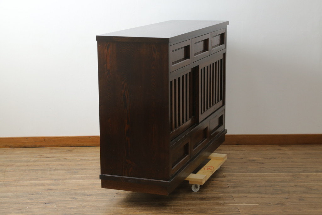 中古　美品　高級品　国産　職人手作り　総欅(ケヤキ)材　漆塗り　上質な和の空間を演出する水屋箪笥サイドボード(サイドキャビネット、収納棚、戸棚、食器棚、茶箪笥)(R-076491)