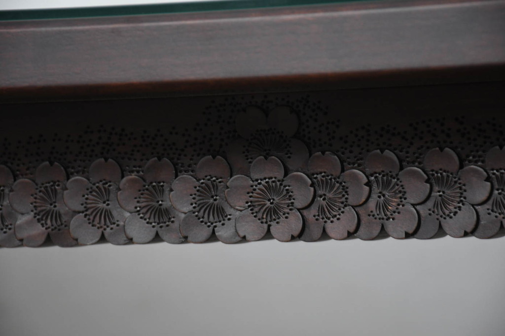 中古　超美品　元祖軽井沢彫　大坂屋家具店　随所に施された桜の彫りに目を奪われる大型ダイニングテーブル(軽井沢彫り、食卓、作業台、4人掛け、6人掛け、4人用、6人用)(定価約120万円)(R-082596)