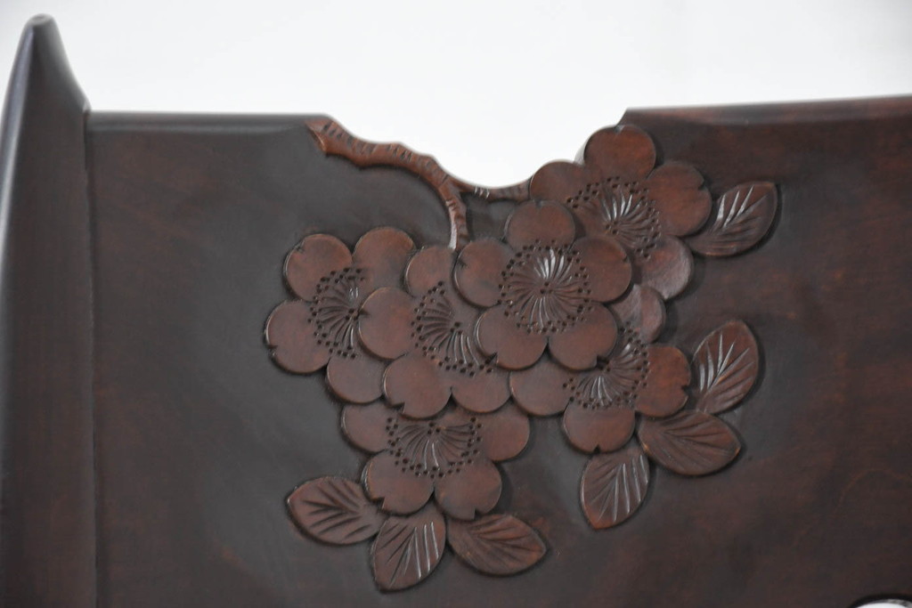 中古　超美品　元祖軽井沢彫　大坂屋家具店　繊細な桜の彫りが見事なKチェア4脚セット(軽井沢彫り、ダイニングチェア、椅子、イス、透かし彫り、バラ売り可能)(定価4脚で約100万円)(R-082597)