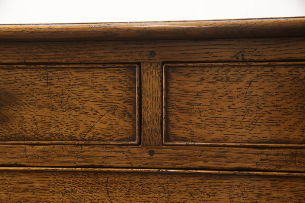 中古　美品　高級輸入家具　オーク材　金具のデザインがおしゃれ!アンティーク調のチェスト(サイドチェスト、引き出し)(R-059467)