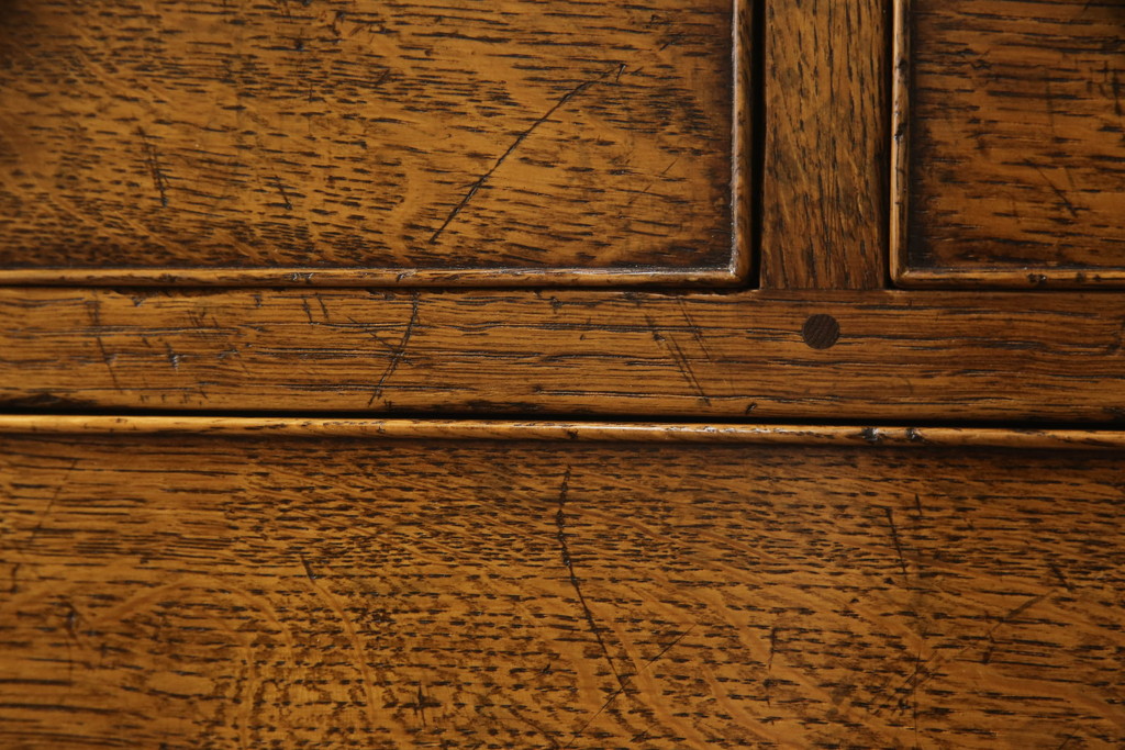 中古　美品　高級輸入家具　オーク材　金具のデザインがおしゃれ!アンティーク調のチェスト(サイドチェスト、引き出し)(R-059467)