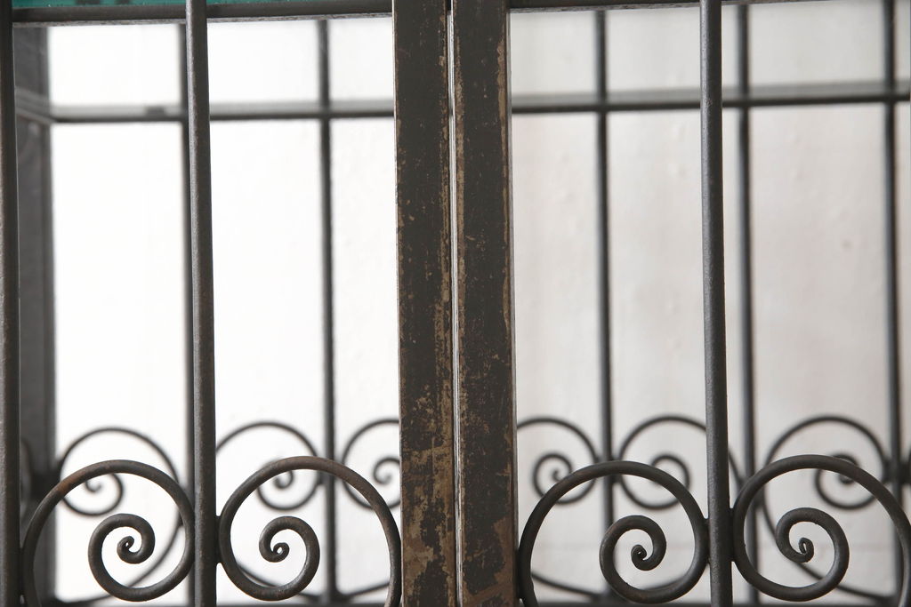 フランスアンティーク　レトロな雰囲気を醸し出すロートアイアンの縦型キャビネット(収納棚、飾り棚、陳列棚、店舗什器)(R-060252)