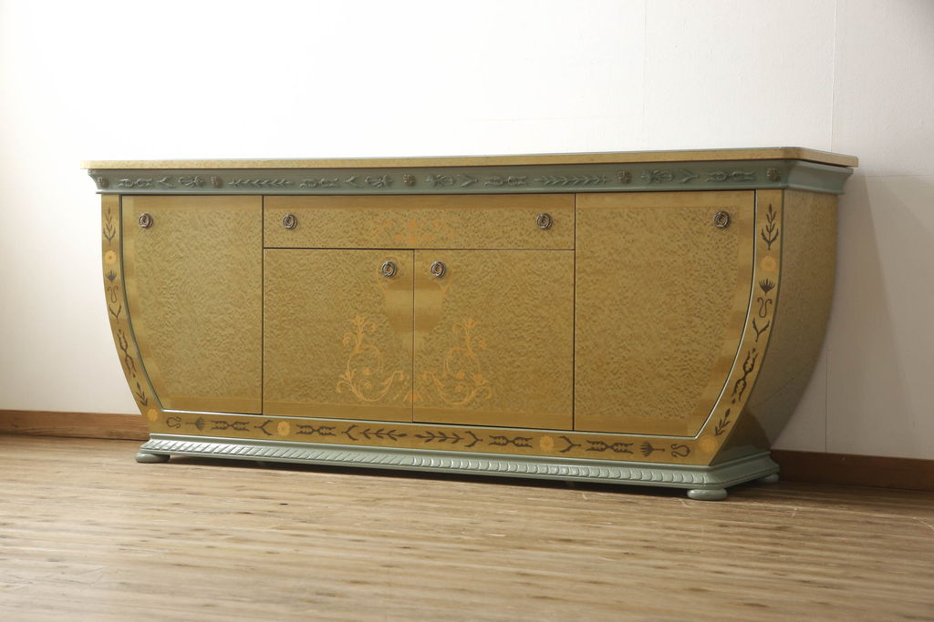 中古　最高級イタリア輸入家具　バーズアイメープルと細やかな装飾が美しいサイドボード(定価約250万円)(キャビネット、サイドキャビネット、収納棚)(R-053540)
