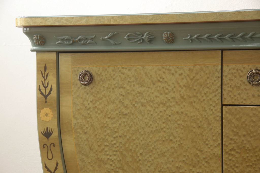 中古　最高級イタリア輸入家具　バーズアイメープルと細やかな装飾が美しいサイドボード(定価約250万円)(キャビネット、サイドキャビネット、収納棚)(R-053540)