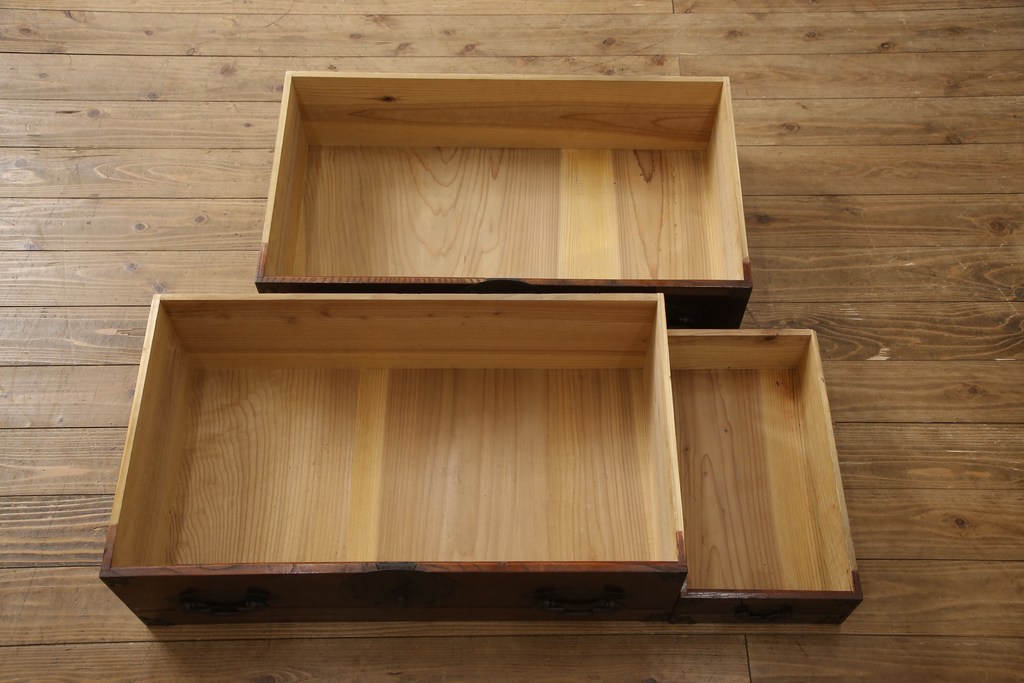 アンティーク家具　超美品　明治大正期　前面欅(ケヤキ)材　上手物　大きな桜丸金具が目を惹く漆のきれいな米沢箪笥(和たんす、収納箪笥、時代箪笥、整理タンス)(R-058224)