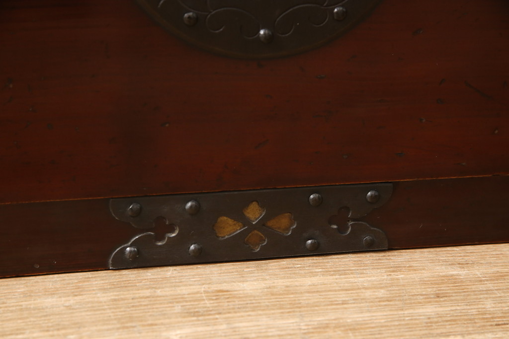 アンティーク家具　超美品　明治大正期　前面欅(ケヤキ)材　上手物　大きな桜丸金具が目を惹く漆のきれいな米沢箪笥(和たんす、収納箪笥、時代箪笥、整理タンス)(R-058224)