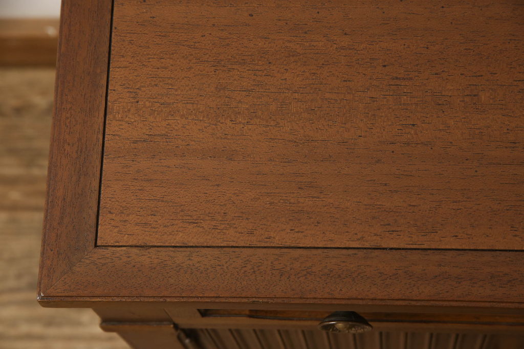 中古　マホガニー材　DREXEL HERITAGE(ドレクセルヘリテイジ)　Triune(トライユン)　上品な佇まいが魅力のナイトテーブル(サイドテーブル、収納棚、キャビネット)(R-061506)