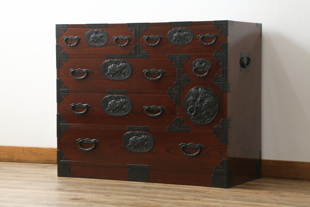 和製ビンテージ　三方欅(ケヤキ)材　唐獅子金具　木地呂塗り　力強い木目と迫力ある唐獅子が目を引く仙台民芸箪笥(仙台箪笥、収納箪笥、和タンス、引き出し、ヴィンテージ)(R-058520)