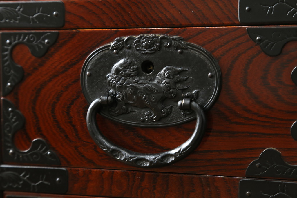 和製ビンテージ　三方欅(ケヤキ)材　唐獅子金具　木地呂塗り　力強い木目と迫力ある唐獅子が目を引く仙台民芸箪笥(仙台箪笥、収納箪笥、和タンス、引き出し、ヴィンテージ)(R-058520)