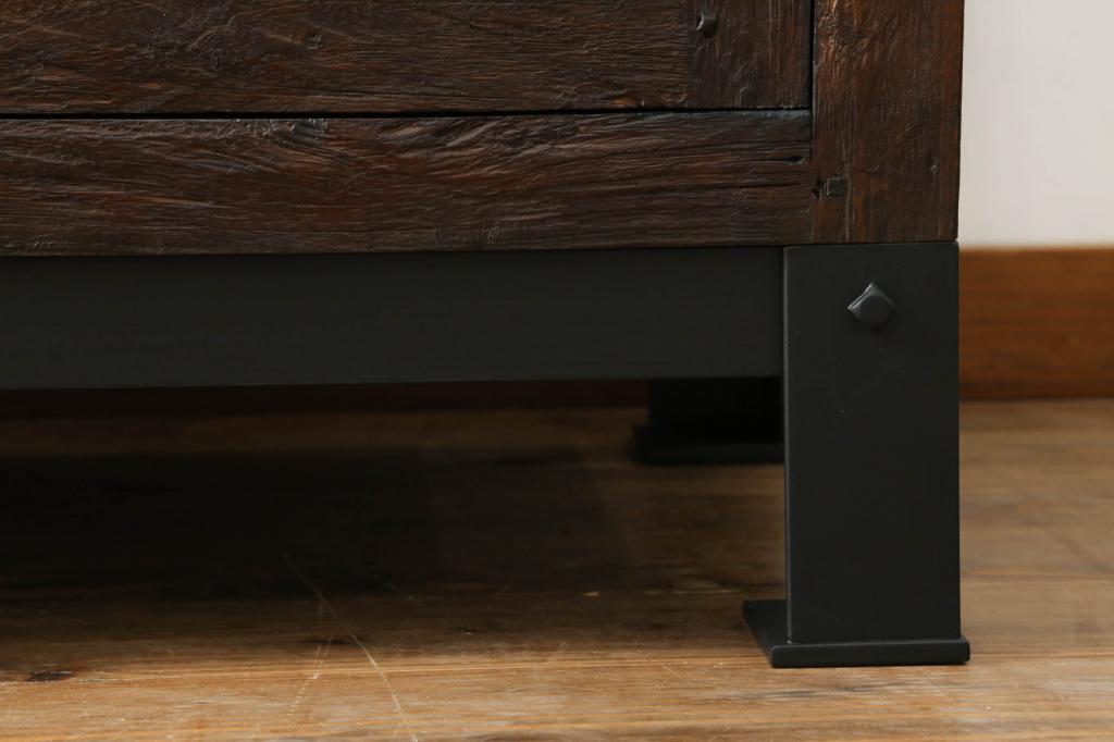 中古　美品　海外輸入家具　木の風合いが味わい深い総無垢材製のカウンターテーブル(サイドキャビネット、サイドボード、収納棚、戸棚、リビングボード、店舗什器)(R-077148)
