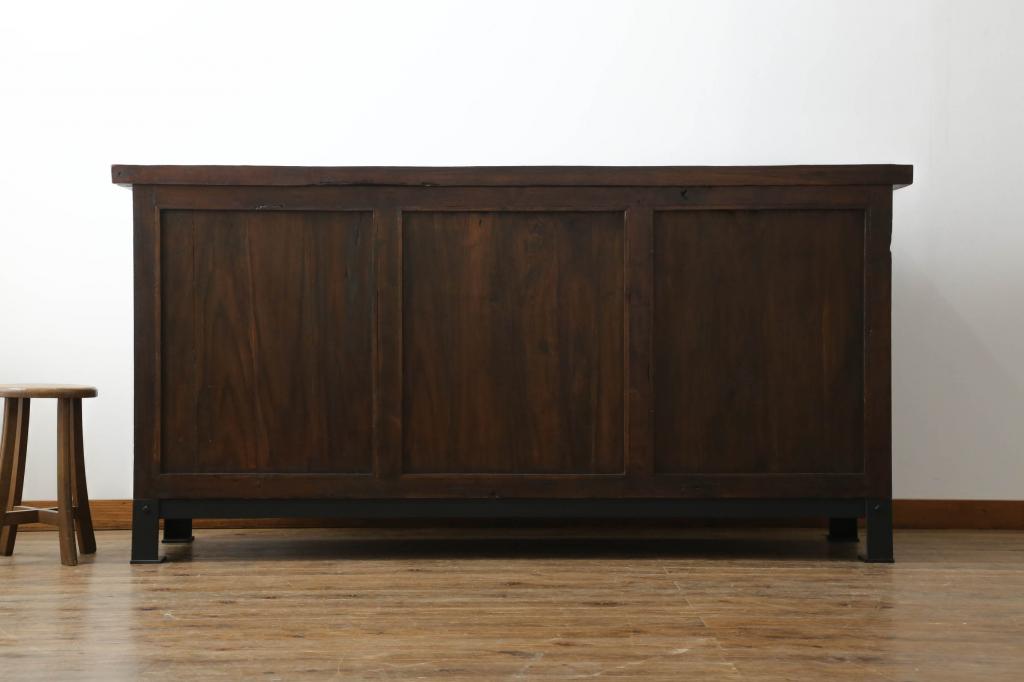 中古　美品　海外輸入家具　木の風合いが味わい深い総無垢材製のカウンターテーブル(サイドキャビネット、サイドボード、収納棚、戸棚、リビングボード、店舗什器)(R-077148)