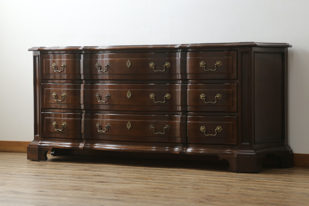 中古　美品!!　アメリカ最高級家具　センチュリー社(CENTURY)　クラシカルなデザインが高級感漂うサイドボード(チェスト、洋服タンス、収納箪笥、引き出し)(定価約130万円)(R-074146)