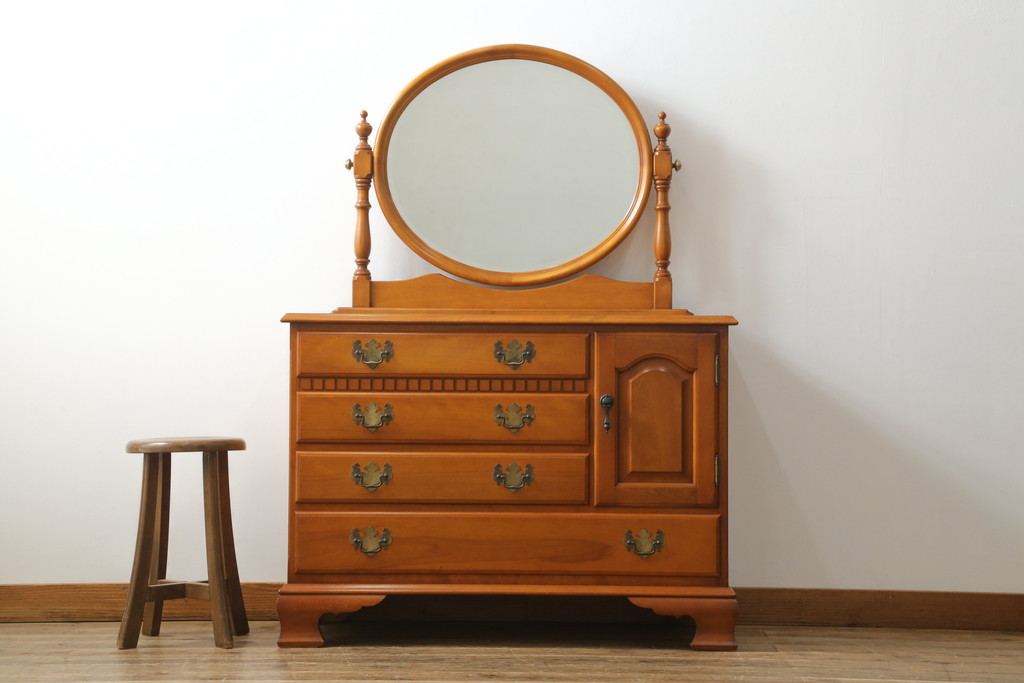 中古　横浜クラシック家具　ダニエル(Daniel)　ラウンド型の鏡が印象的なドレッシングチェスト(ドレッサー、鏡台、ミラー)(R-068623)