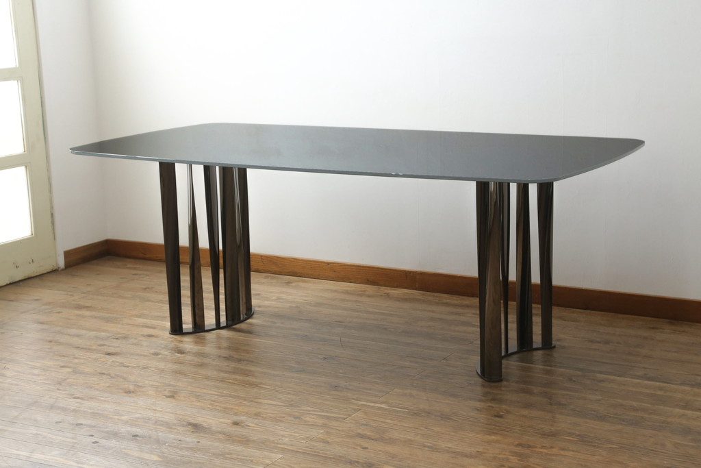 中古　美品　Cassina(カッシーナ)　BOBOLI(ボボリ)　スクエアテーブル 　日本限定仕様　ガラス天板　個性溢れるデザインが魅力のテーブル(ダイニングテーブル、食卓、4人掛け、6人掛け)(定価約172万円)(R-075737)