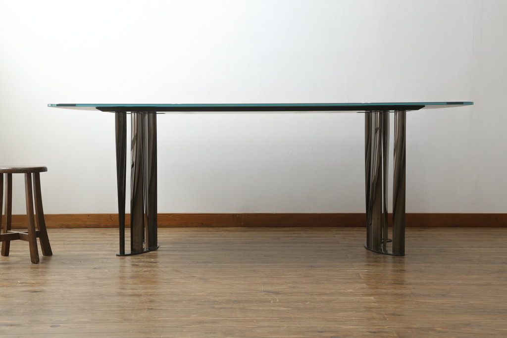中古　美品　Cassina(カッシーナ)　BOBOLI(ボボリ)　スクエアテーブル 　日本限定仕様　ガラス天板　個性溢れるデザインが魅力のテーブル(ダイニングテーブル、食卓、4人掛け、6人掛け)(定価約172万円)(R-075737)