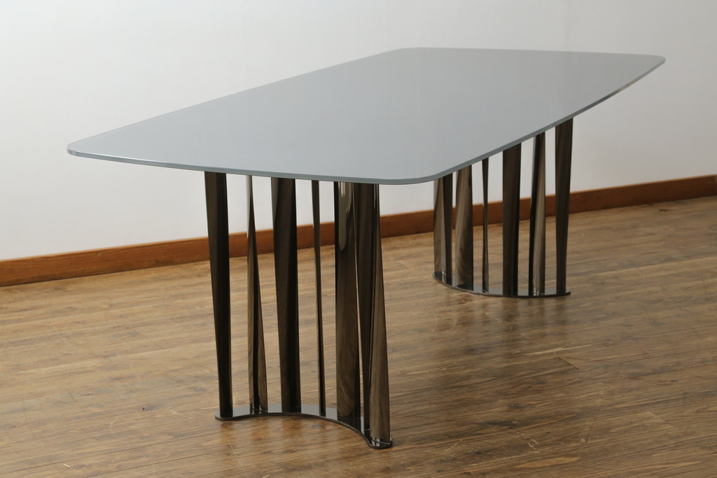 中古　美品　Cassina(カッシーナ)　BOBOLI(ボボリ)　スクエアテーブル 　日本限定仕様　ガラス天板　個性溢れるデザインが魅力のテーブル(ダイニングテーブル、食卓、4人掛け、6人掛け)(定価約172万円)(R-075737)