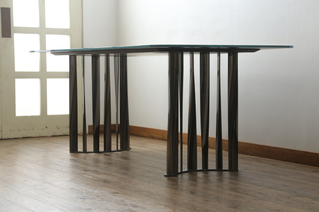 中古　美品　Cassina(カッシーナ)　BOBOLI(ボボリ)　スクエアテーブル 　日本限定仕様　ガラス天板　個性溢れるデザインが魅力のテーブル(ダイニングテーブル、食卓、4人掛け、6人掛け)(定価約172万円)(R-075737)