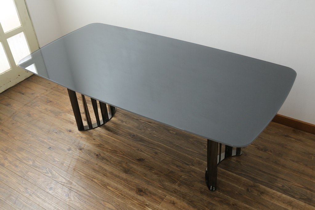 中古　美品　Cassina(カッシーナ)　BOBOLI(ボボリ)　スクエアテーブル 　日本限定仕様　ガラス天板　個性溢れるデザインが魅力のテーブル(ダイニングテーブル、食卓、4人掛け、6人掛け)(定価約172万円)(R-075737)