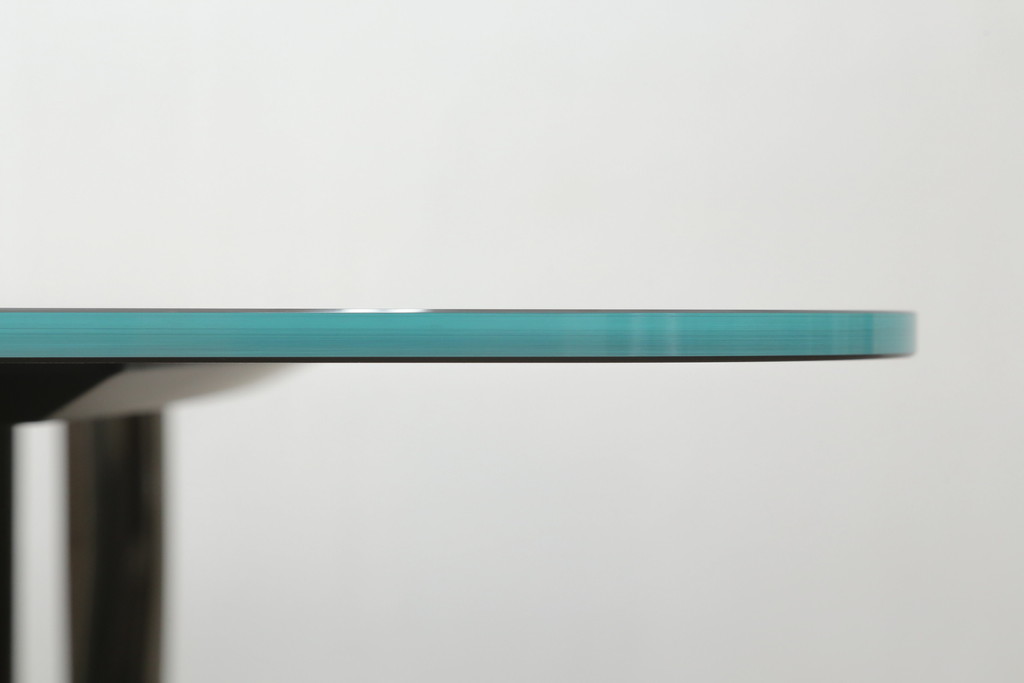 中古　美品　Cassina(カッシーナ)　BOBOLI(ボボリ)　スクエアテーブル 　日本限定仕様　ガラス天板　個性溢れるデザインが魅力のテーブル(ダイニングテーブル、食卓、4人掛け、6人掛け)(定価約172万円)(R-075737)