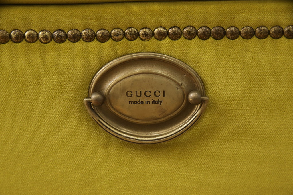 中古　新品未使用　グッチ(GUCCI)　ポーターズチェア　グッチデコール　自分だけの特別な空間を演出できる引き出し付きアームソファ(1人掛けソファ、一人掛け、1P)(定価約198万円)(R-068401)