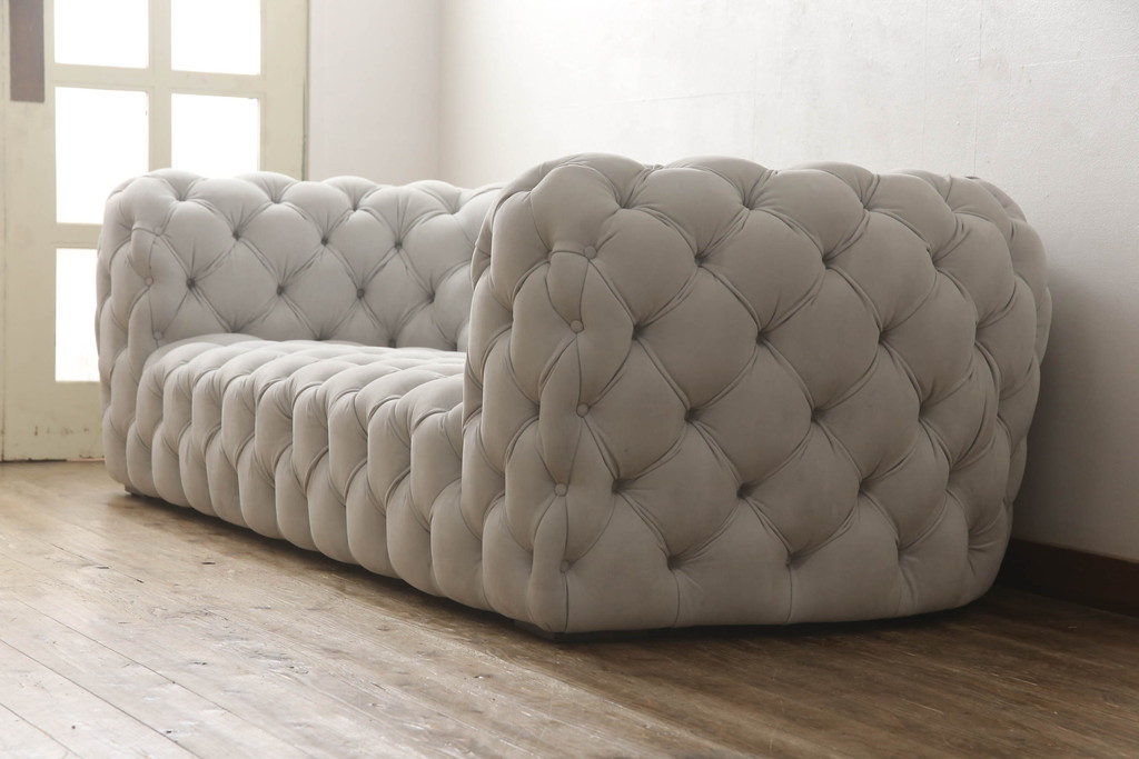 中古　3か月の短期使用　baxter(バクスター)　パオラ・ナヴォーネ(PAOLA NAVONE)デザイン　チェスタームーンソファ(CHESTER MOON SOFA)　洗練されたエレガントなデザインが魅力の2人掛けソファ(二人掛け、2P)(定価約446万円)(R-068552)