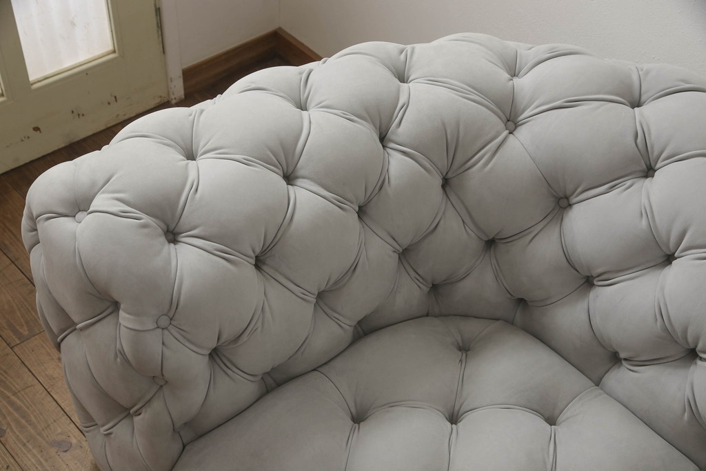 中古　3か月の短期使用　baxter(バクスター)　パオラ・ナヴォーネ(PAOLA NAVONE)デザイン　チェスタームーンソファ(CHESTER MOON SOFA)　洗練されたエレガントなデザインが魅力の2人掛けソファ(二人掛け、2P)(定価約446万円)(R-068552)