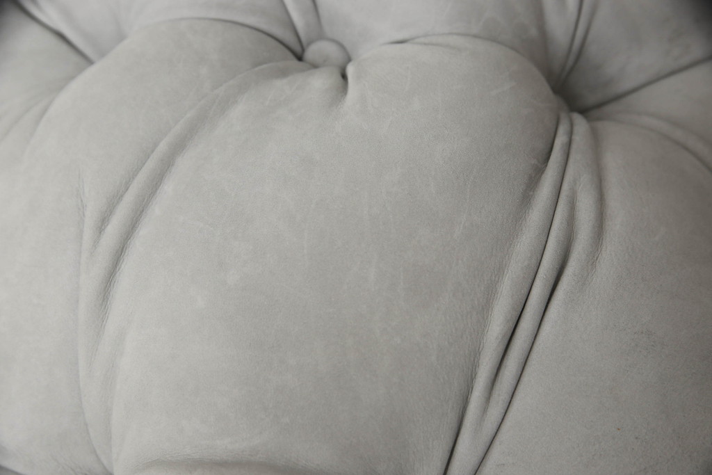 中古　3か月の短期使用　baxter(バクスター)　パオラ・ナヴォーネ(PAOLA NAVONE)デザイン　チェスタームーンソファ(CHESTER MOON SOFA)　洗練されたエレガントなデザインが魅力の2人掛けソファ(二人掛け、2P)(定価約446万円)(R-068552)