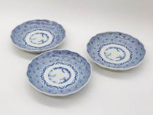 江戸後期　古伊万里　大明成化年製　微塵唐草文染付　約18cm　6寸　繊細な線描きが見事な中皿3枚セット(みじんからくさ、和皿、和食器、六寸)(R-076812)