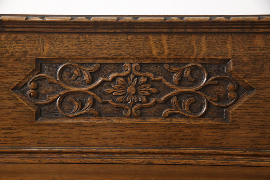 イギリスアンティーク　オーク材　細やかな装飾が目を引くサイドボード(キャビネット、ダイニングボード、キッチンボード、収納棚)(R-058113)