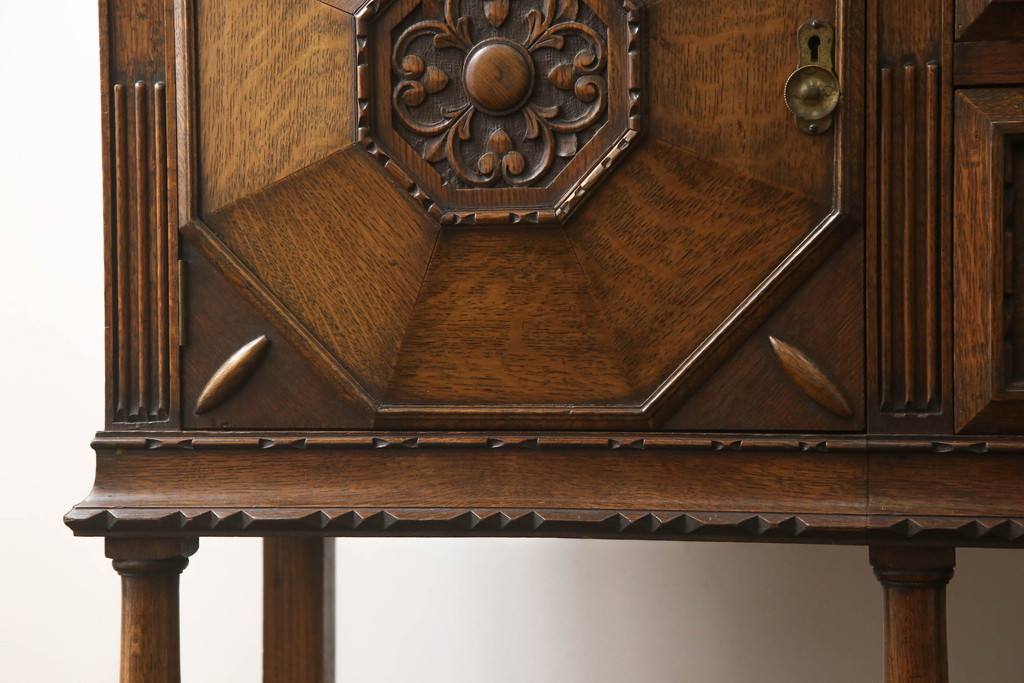 イギリスアンティーク　オーク材　細やかな装飾が目を引くサイドボード(キャビネット、ダイニングボード、キッチンボード、収納棚)(R-058113)
