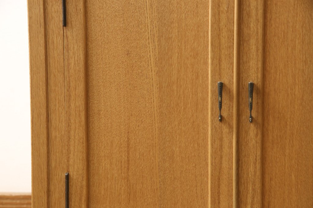 中古　美品　国産　民芸家具　タモ材　素朴な木肌が温かい雰囲気を醸し出す飾り棚(茶棚、収納棚、戸棚)(R-050648)