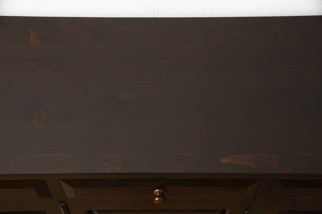 中古　松本民芸家具　天板リメイク　シックな色合いが落ち着いた雰囲気を醸し出すサイドボード(カウンターテーブル、戸棚、収納棚、キャビネット)(R-055787)