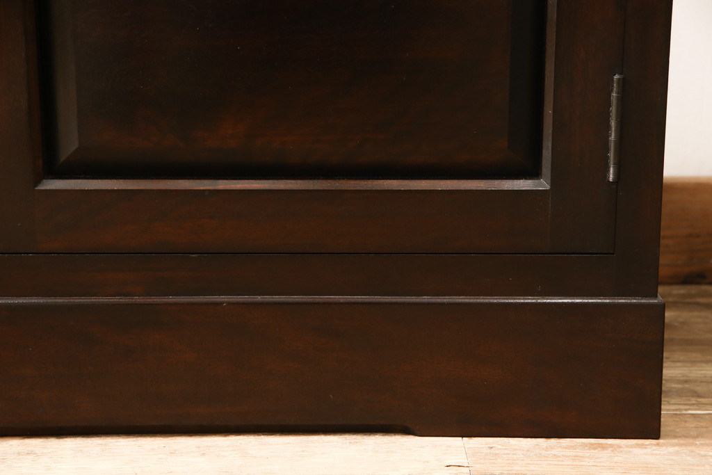 中古　松本民芸家具　天板リメイク　シックな色合いが落ち着いた雰囲気を醸し出すサイドボード(カウンターテーブル、戸棚、収納棚、キャビネット)(R-055787)