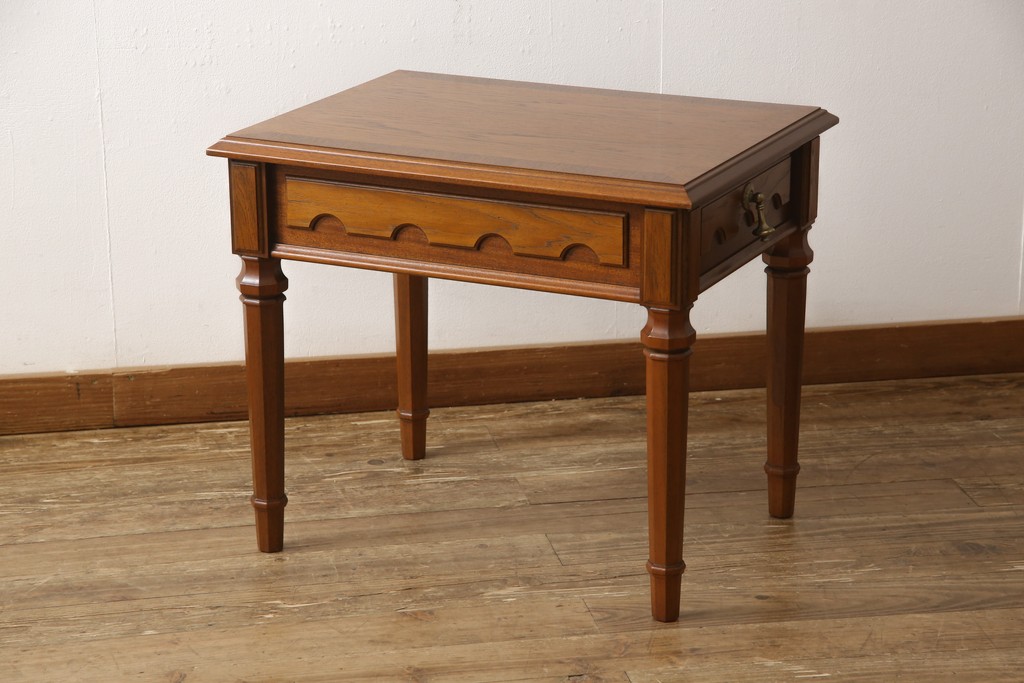 中古　美品　DREXEL HERITAGE(ドレクセルヘリテイジ)　細部までこだわりの詰まったデザインが素敵なサイドテーブル(ローテーブル、ナイトテーブル)(R-054440)