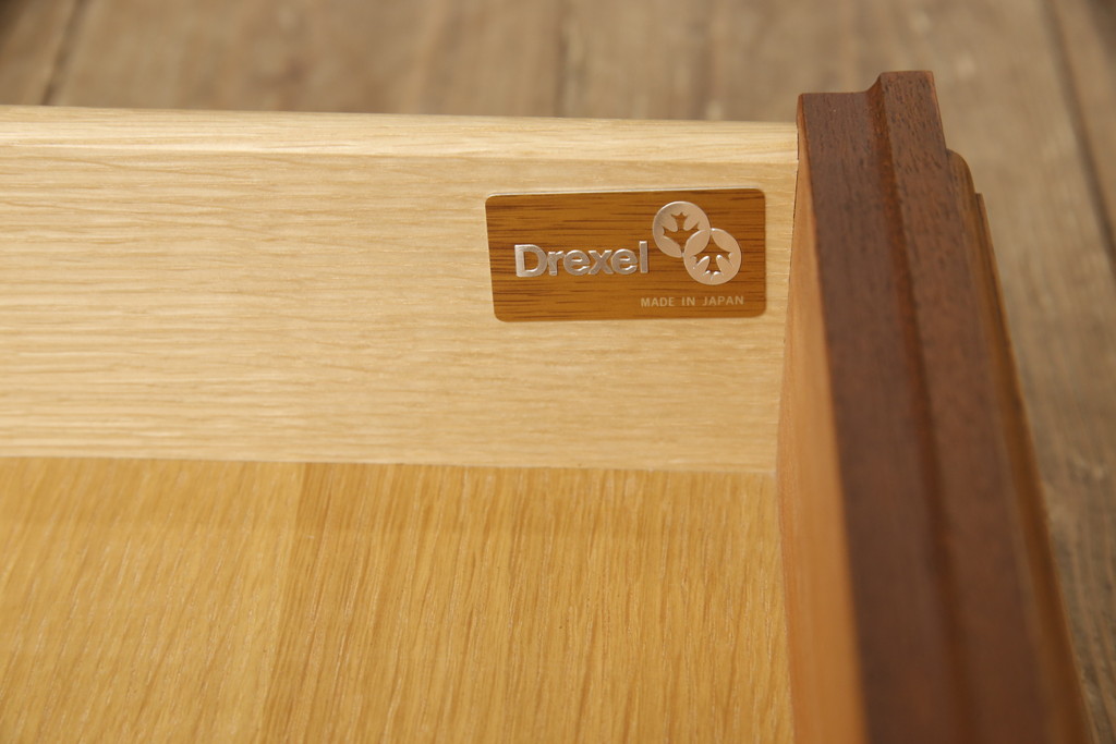 中古　美品　DREXEL HERITAGE(ドレクセルヘリテイジ)　細部までこだわりの詰まったデザインが素敵なサイドテーブル(ローテーブル、ナイトテーブル)(R-054440)