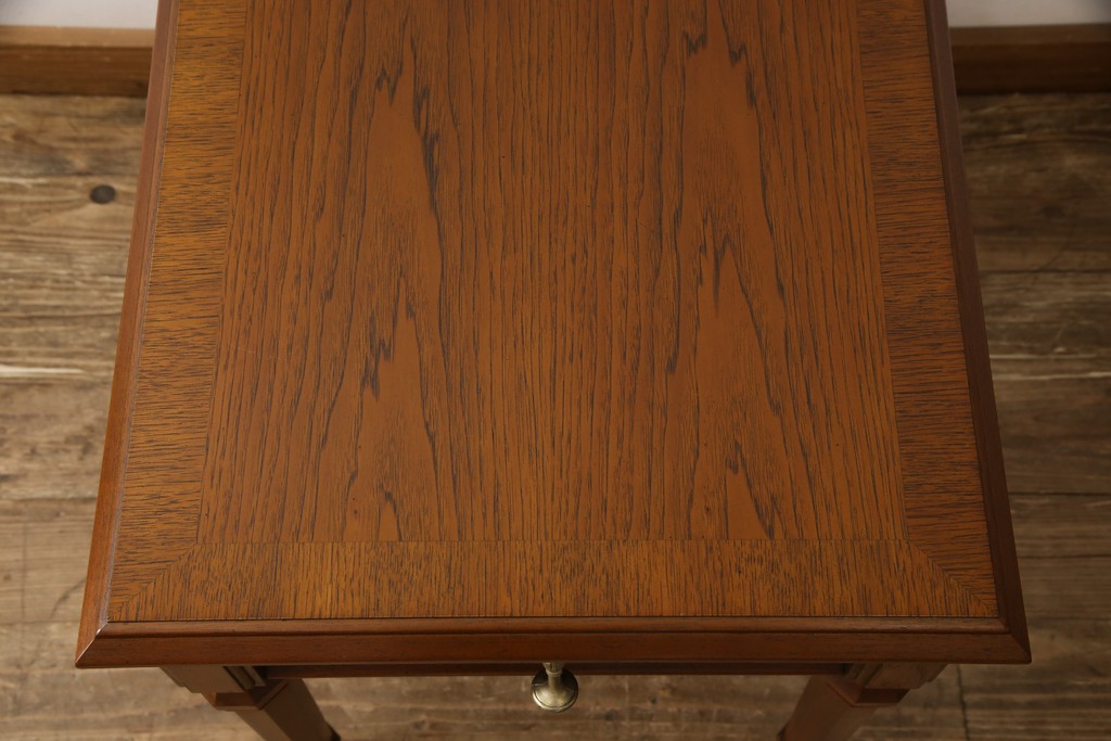 中古　美品　DREXEL HERITAGE(ドレクセルヘリテイジ)　細部までこだわりの詰まったデザインが素敵なサイドテーブル(ローテーブル、ナイトテーブル)(R-054440)