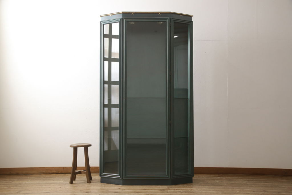 中古　バロッサバレンティ(VARO,S.A. VALENTI)　グリーンカラーが空間のアクセントになる5面ガラスのキュリオケース(ガラスケース、陳列棚、店舗什器)(R-050878)
