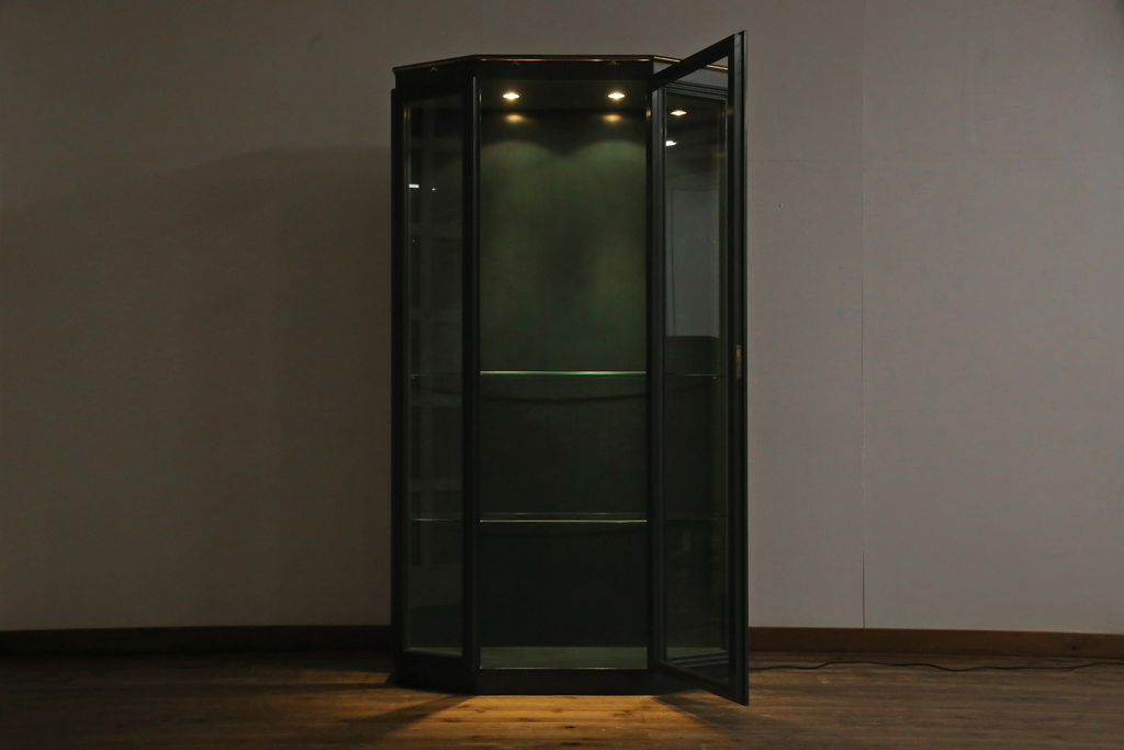中古　バロッサバレンティ(VARO,S.A. VALENTI)　グリーンカラーが空間のアクセントになる5面ガラスのキュリオケース(ガラスケース、陳列棚、店舗什器)(R-050878)