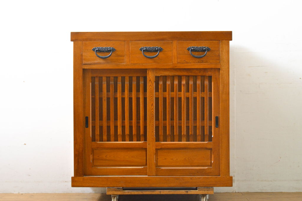 中古　民芸家具　超美品　展示品　ニレ材　品のある佇まいが美しい三尺水屋箪笥サイドボード(収納棚、戸棚、食器棚、キャビネット)(R-061511)