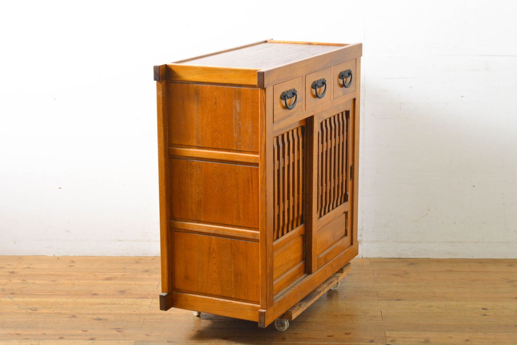 中古　民芸家具　超美品　展示品　ニレ材　品のある佇まいが美しい三尺水屋箪笥サイドボード(収納棚、戸棚、食器棚、キャビネット)(R-061511)