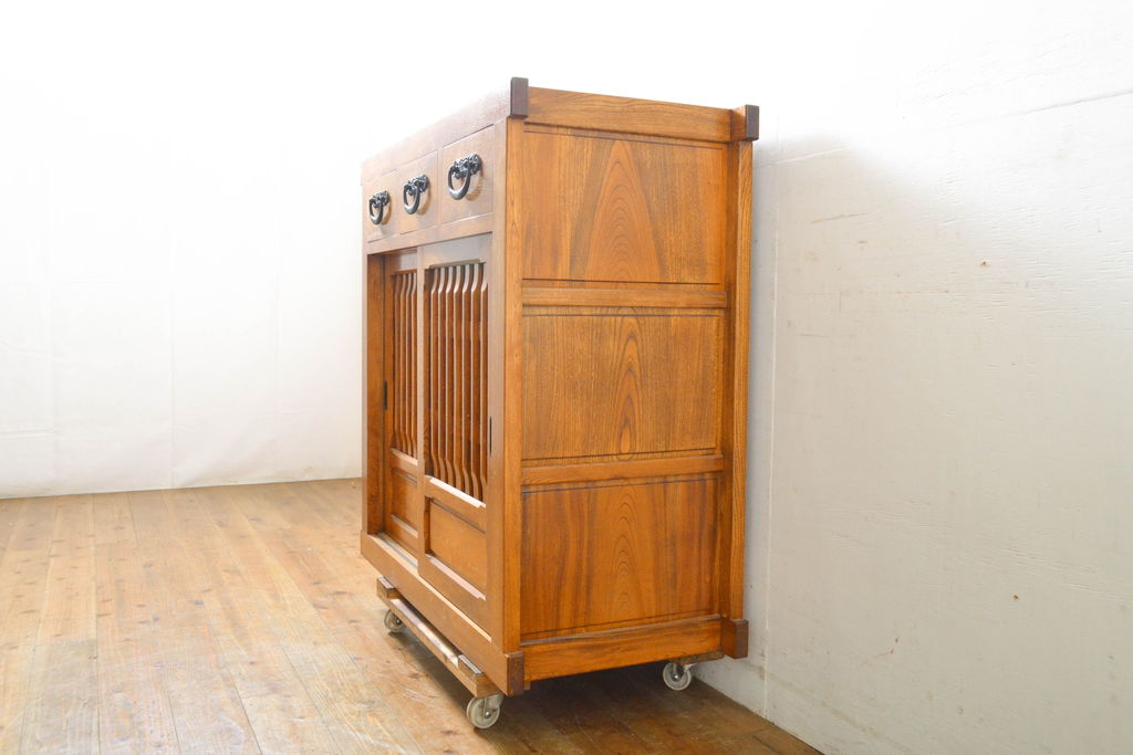 中古　民芸家具　超美品　展示品　ニレ材　品のある佇まいが美しい三尺水屋箪笥サイドボード(収納棚、戸棚、食器棚、キャビネット)(R-061511)