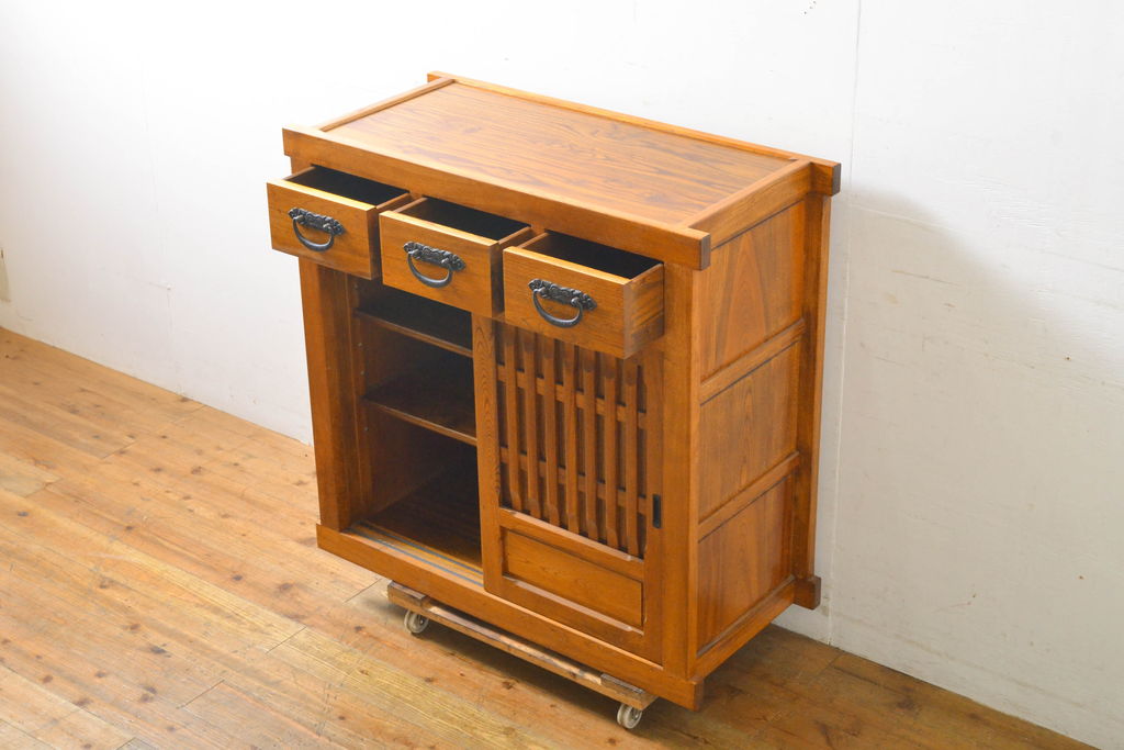 中古　民芸家具　超美品　展示品　ニレ材　品のある佇まいが美しい三尺水屋箪笥サイドボード(収納棚、戸棚、食器棚、キャビネット)(R-061511)