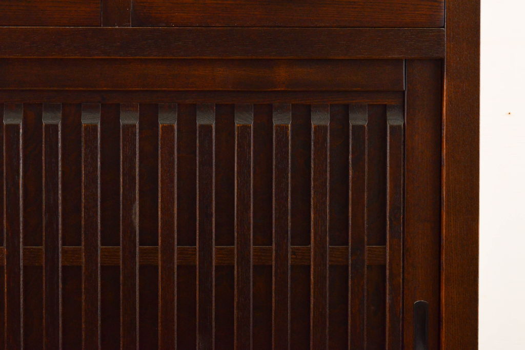中古　民芸家具　展示未使用品　タモ材　上質な和の空間づくりに取り入れたいシックな水屋箪笥サイドボード(収納棚、戸棚、食器棚、キャビネット)(R-061456)