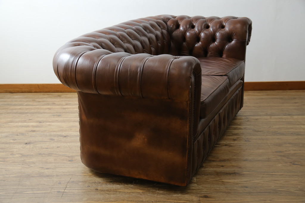 イギリス　Lloyd's Antiques(ロイズ・アンティークス)取り扱い　本革　優雅なくつろぎの時間におすすめの2人掛けチェスターフィールドソファ(レザーソファ、2P、二人掛け、アームソファ、英国)(R-073516)