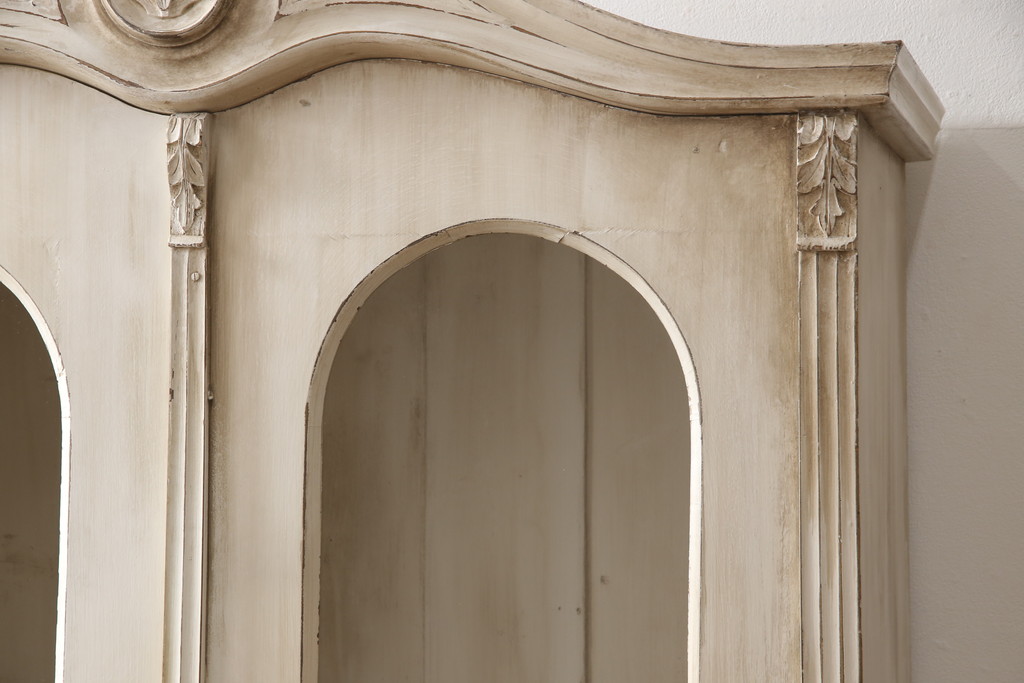 フランスアンティーク　パイン材　窓の形がユニークで面白いシャビーなワードローブ(収納棚)(R-056456)