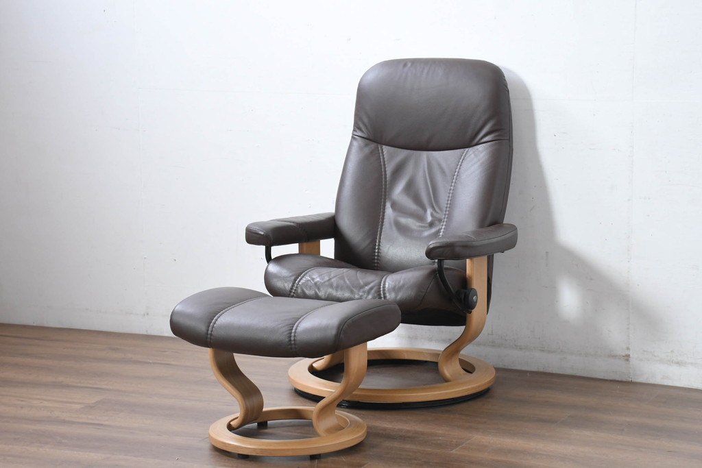 中古　美品　ノルウェー製　EKORNES(エコーネス)　コンサルシリーズ　クラシック　本革(レザー)　高級感漂う佇まいが魅力のオットマン付きストレスレスチェア(リクライニングチェア、一人掛けソファ、アームチェア、フットスツール、北欧)(R-083241)